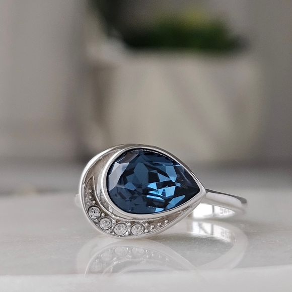 Dark blue Swarovski crystal ring, size 9, 925 Sterling Silver band - Picture 2 of 8